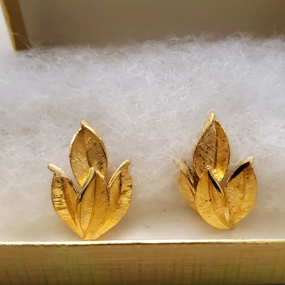 Vintage 1950's Crown Trifari Clip on Earrings with a Satin Gold Tone Lea